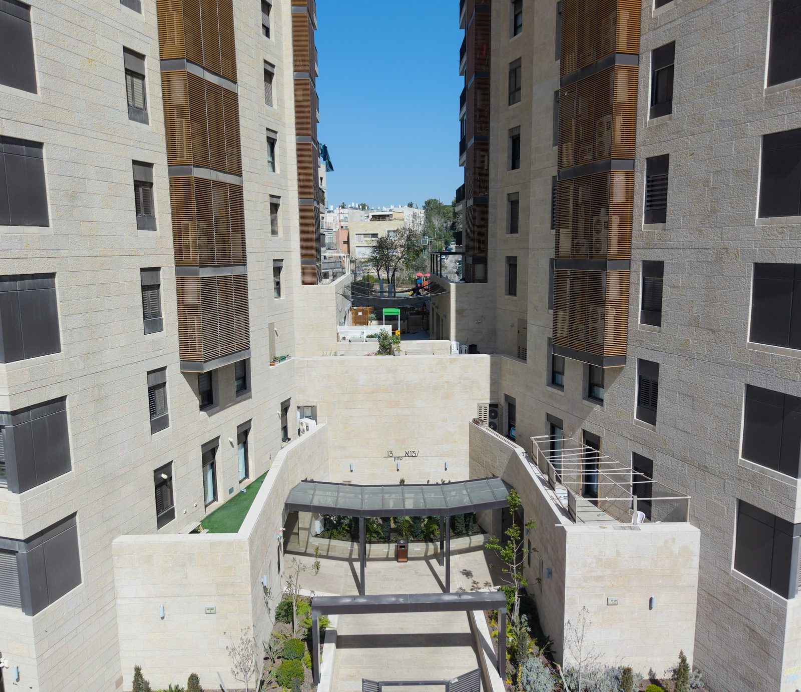 מיקום המעבר המקורה בין שני בנייני המגורים בירושלים